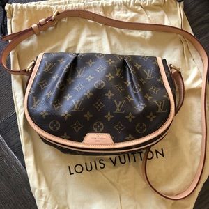 ✨LOUIS VUITTON ✨ Monogram Canvas Menilmontant